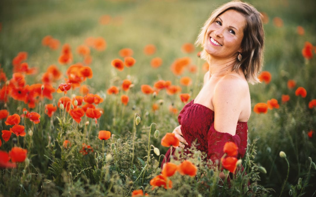 Ricarda und Felix – Babybauchfotos auf dem Mohnfeld